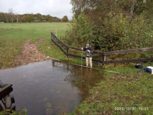 Moulin Epiry amont  - réalisation de jaugeage (Bearea)